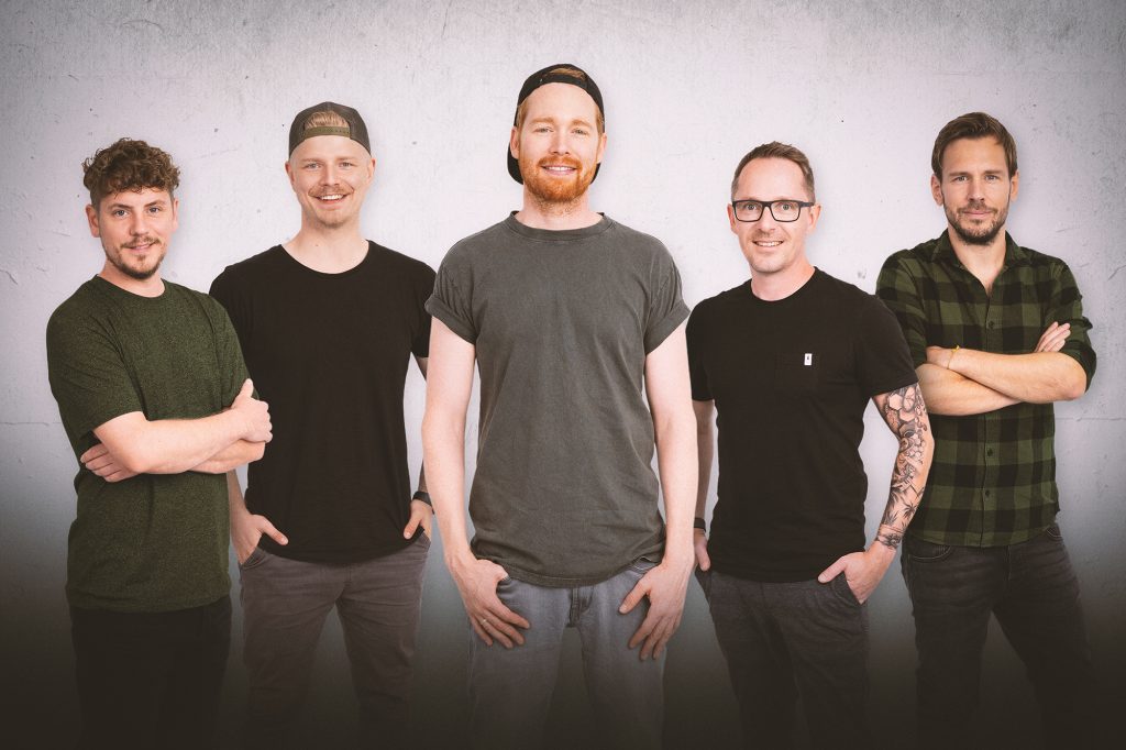 Miljö sind (Bild v.l.n.r.): Simon Rösler - Schlagzeug; Daniel Pottgüter - Akkordeon, Klavier; Nils Schreiber - Gesang, Gitarre;
Sven Löllgen - Gitarre,
Max Eumann - Bass